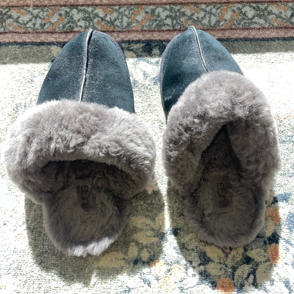 UGG Shearling Lined Suede Slippers Black Women’s Size 7 EU 38 - Picture 3 of 7